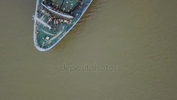 4K Vista dall'alto della nave container nel fiume — Video Stock