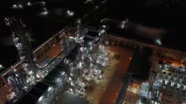 4 k gece hava manzara petrol rafineri tesisi çevresinde