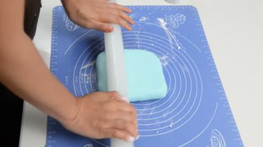 Oklava ile mavi fondan haddeleme Şef