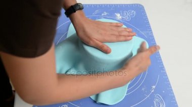 Fondan ile yuvarlak bir kek kapak