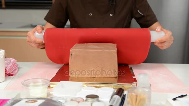 Cover a square cake with fondant — Stock Video