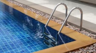 Merdivenli yüzme havuzu