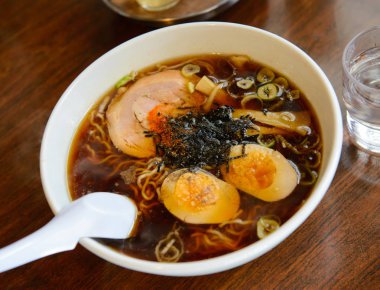 Japon ramen çorba, tavuk, yumurta, chives ve Filiz