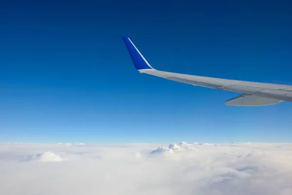 青空と飛行機の翼は多くの窓 — ストック写真