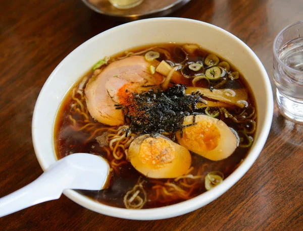 Japon ramen çorba, tavuk, yumurta, chives ve Filiz