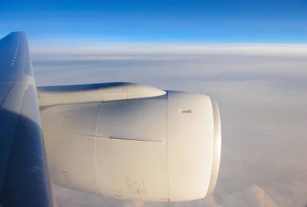Fenêtre d'avion dans le moteur à réaction avec ciel bleu — Photo