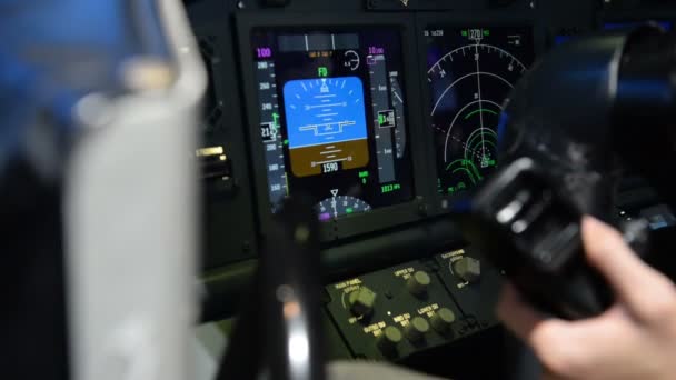 Pilótafülke bemutatás tábla közben repülőgép balra — Stock videók