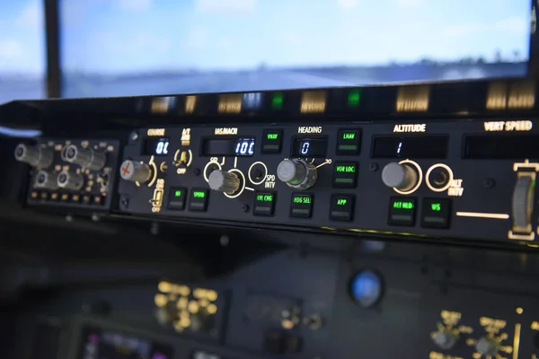 Pantalla del panel de controles del rumbo del piloto automático de aeronaves —  Fotos de Stock