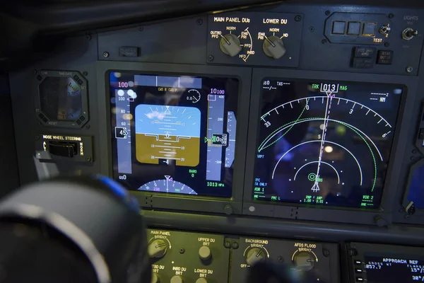 Panel de visualización del indicador de actitud de las aeronaves y pantalla de navegación —  Fotos de Stock