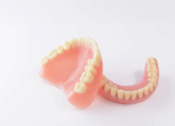 Zestaw false zębów na białym tle — Zdjęcie stockowe