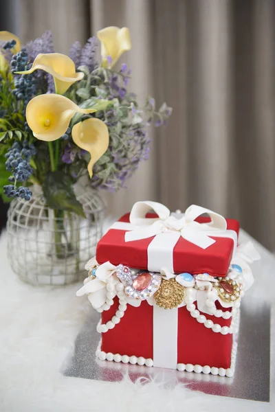 Decoration of red box cake — Stock Photo, Image