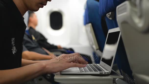 Asiatischer Mann mit Laptop im Flug und in der Nähe — Stockvideo