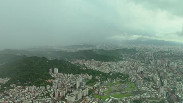 Vista aérea time-lapse de Taipei con nubes pasajeras y niebla — Vídeos de Stock