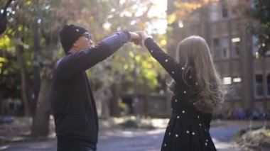 Mutlu çift sonbahar parkta dans