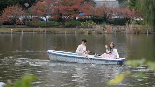 Young couples row boats in autumn Ueno park, Tokyo, Japan — Stock Video