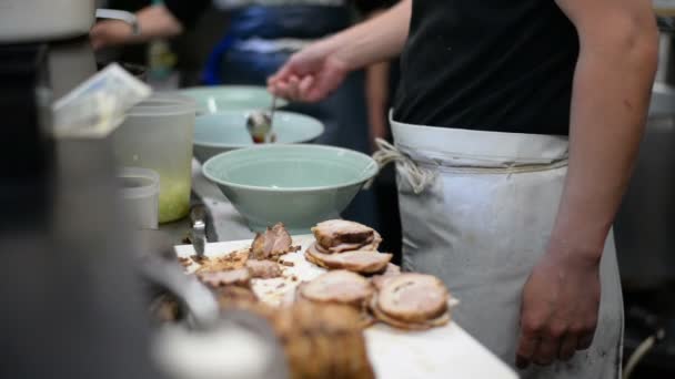 Chef japonés vierte salsa para fideos de ramen — Vídeo de stock