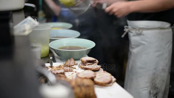 Nouilles de cuisine chef japonais pour ramen — Video