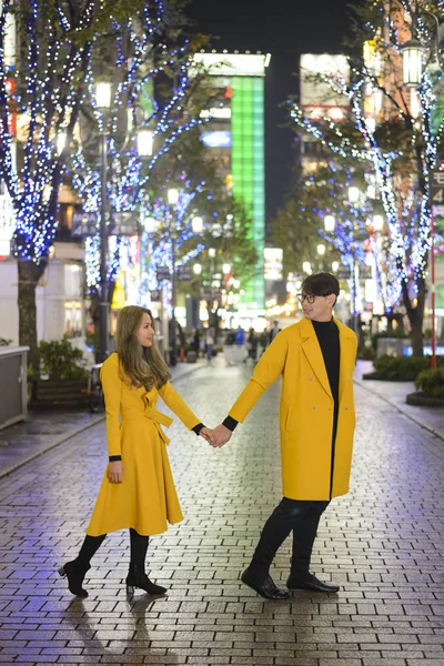 Feliz pareja disfrutando de tokyo noche fondo — Foto de Stock