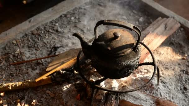 Alter Wasserkocher Auf Dem Feuer Mit Dampf Kochen — Stockvideo