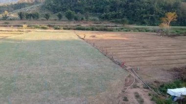 Süre alan üzerinde uçan bir uçak üzerinden havadan görünümü