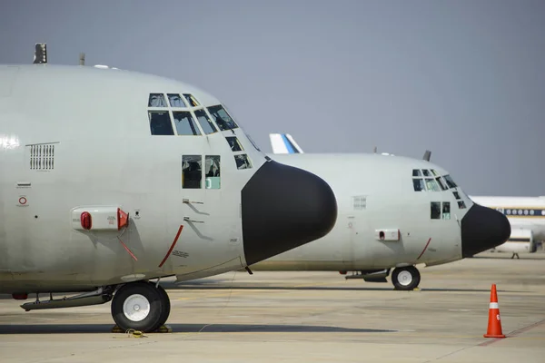 Askeri Nakliye Uçakları Önden Görünümü — Stok fotoğraf