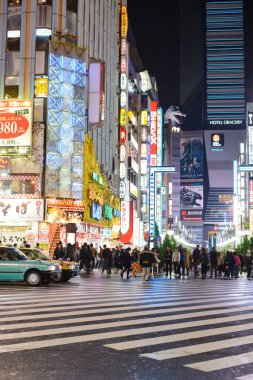 Tokyo, Japonya - 14 Kasım 2017: Bu sokağın karşı tarafında Godzilla yol ünlü Shinjuku Tokyo Japonya yer, Godzilla film veya animasyon karakter çok popüler