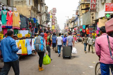 Yeni Delhi, Hindistan 10 Nisan 2016: Paharganj Caddesi Merkez Tren Garı tren yakınlarında. Hindistan gitmeden önce durdurmak backpackers için popüler yerdir