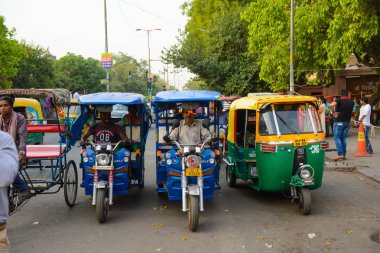 Yeni Delhi, Hindistan 10 Nisan 2016: otomatik çekçek ana bazar Paharganj, otopark. Burası da ana turistik hub Delhi