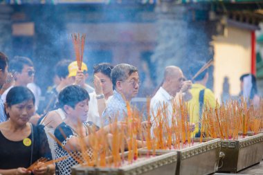 Hong Kong, Çin - 8 Ağustos 2015: Wong Tai Sin Temple Kowloon Hong Kong içinde ana sunak dua insanlar