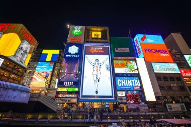 Osaka, Japonya - 27 Mart 2015: Kentsel olay yerinde Gulico Binası, Osaka, Japonya'nın en ünlü dönüm noktası odaklanmak gece.