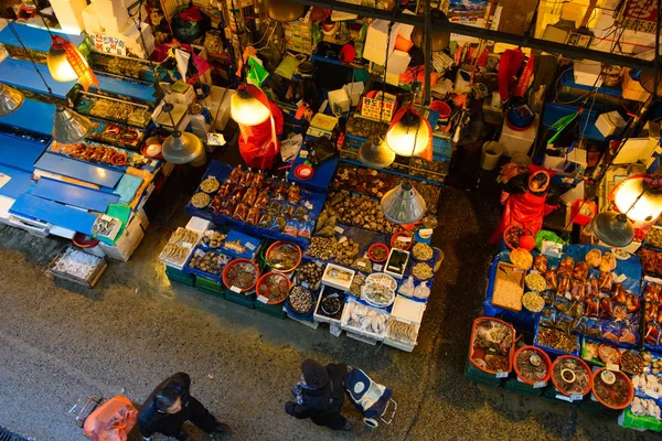 ソウル 2015 鷺梁津水産卸売市場 2015 韓国のソウルでの買い物客の眺め 市場がある以上 700 時間屋台新鮮で乾燥魚介類を販売 — ストック写真