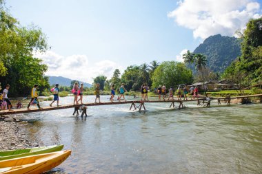 Vang Vieng, Laos - 13 Kasım 2014: Şarkı Nehri ahşap köprü