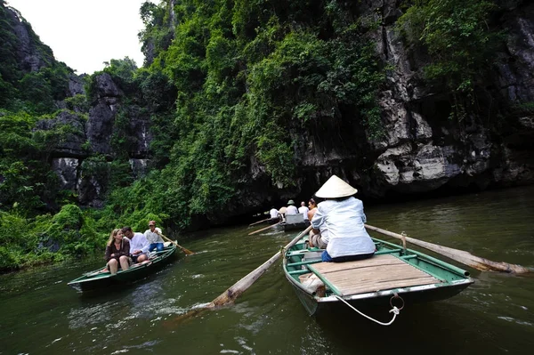 Ninh Binh Vietnam Října 2010 Vstup Jeskyně Ngo Dong Řeky — Stock fotografie