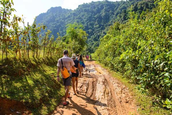 Vang Vieng Laos Novembre 2014 Voyageur Marche Avec Une Route — Photo