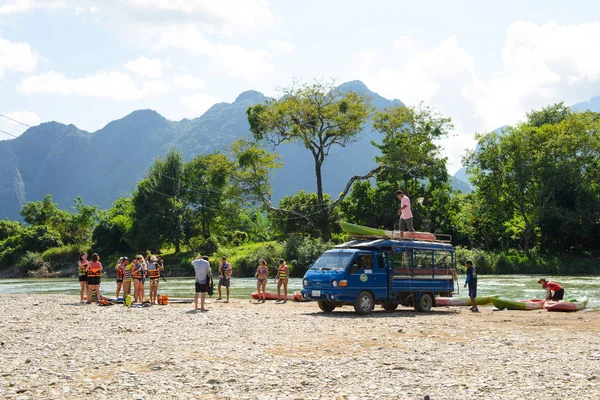 Vang Vieng Laos November 2014 Resenären Förbereda Resor Med Båt — Stockfoto