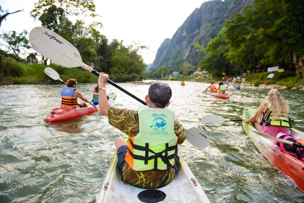 Vang Vieng Laos Listopadu 2014 Neznámí Turisté Kajaku Podél Řeky — Stock fotografie