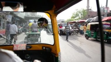 Yeni Delhi, Hindistan 10 Nisan 2016: Görünüm Jama Mescidi yol bir çekçek taksi (otomatik çekçek) arkasından otomatik rickshaws, Hindistan her yerinde yaygın olarak bulunur ve ucuz ve verimli ulaşım sağlamak