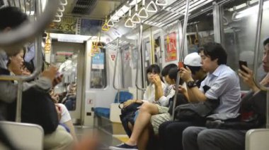 Tokyo, Japonya - 2 Nisan 2015: Commuters Japonya demiryolu tren içinde