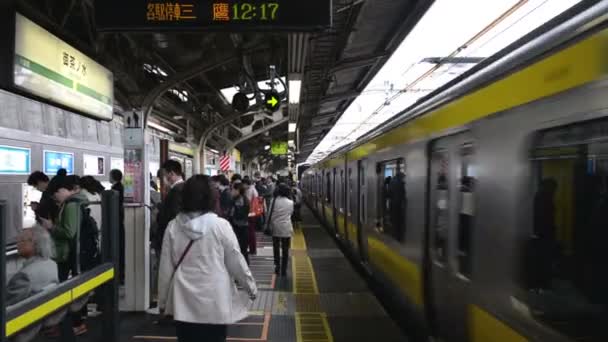 Tokyo Japan April 2015 Yamanote Train Station Platform Passengers Ochanomizu — Stock Video