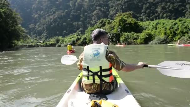 Vang Vieng Laos Novembro 2014 Turistas Não Identificados Passeando Caiaque — Vídeo de Stock