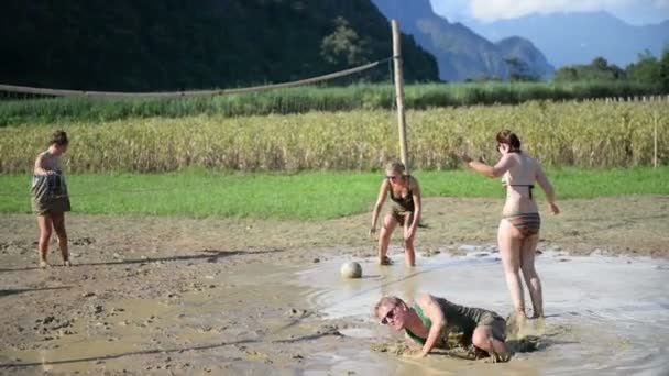 Vang Vieng Laos November 2014 Utländska Turister Njuter Volleyboll Med — Stockvideo