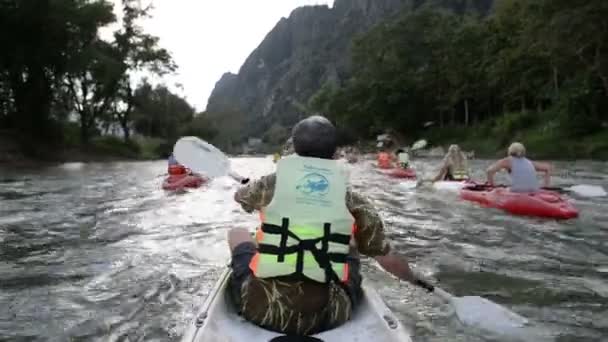 Vang Vieng Laos November 2014 Oidentifierade Turister Kajakpaddling Längs Floden — Stockvideo