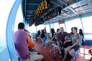 Rayong, Tayland - 29 Ocak 2010: yan büyük ahşap Feribot Tekne Koh Samed Adası'na Rayong gelen turistler 29 Ocak 2010 tarihinde taşıma yolcuyla Rayong, Tayland