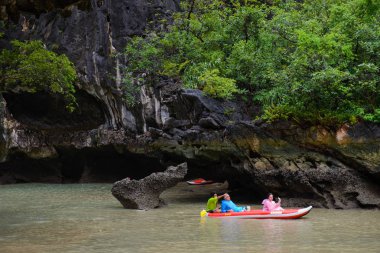 Phuket, Tayland - 7 Ekim 2014: Koh Hong Phang Nga Körfezi Phuket yakınındaki Kayak tanımlanamayan turist