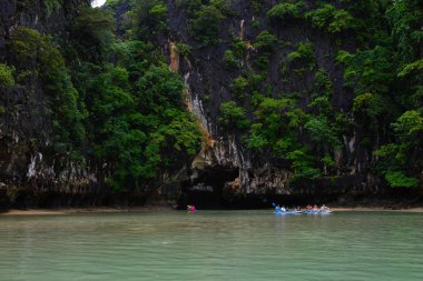 Phuket, Tayland - 7 Ekim 2014: Koh Hong Phang Nga Körfezi Phuket yakınındaki 7 Ekim 2014 üzerinde kayak turist
