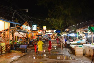 Phuket, Tayland - 6 Ekim 2014: Balık pazarında Rawai geceleri 6 Ekim 2014 tarihinde