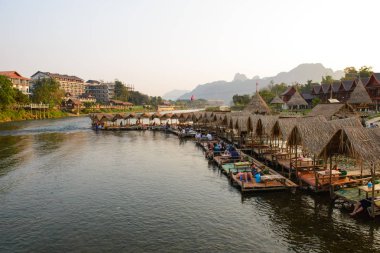 Vang Vieng, Laos - 15 Şubat 2016: İçki dükkanı Num şarkı Nehri boyunca