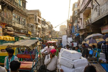 Yeni Delhi, Hindistan - 16 Nisan 2016: Kalabalık caddede smog, tehlikeli elektrik hatları ve Jama Mescidi ile eski şehir