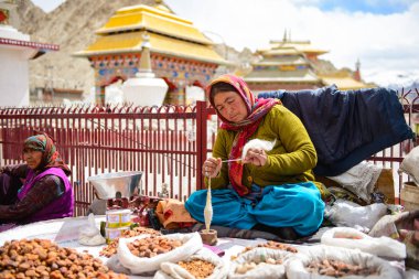 Leh, Hindistan - 13 Nisan 2016: Tanımlanamayan Ladakhi kırsal insanlar onların Köyü'nde geleneksel Kostümler, Ladakh kırsal alanda günlük yaşam