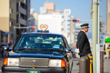 Kyoto, Japonya - 28 Mart 2015: Taksi sürücüsü bekleyen müşteriler Kyoto
